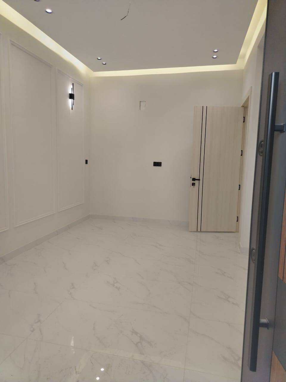 بيت للبيع زيرو مساحة 100 م  واجهه 5 من  نزال 20 م طابو ملك صرف بناء حديث درجة اولى وموقع ممتاز جداً جداً و قريب على الشارع والمدارس والسوك وتوفر كافة الخدمات شارع عريض 10 او 12 م  تقريبا 
يحتوي على حديقة خارجية صغيرة جزامة احذية مدخلين باب نوع قاصة 
شبابيك ألمنيوم محاطه بسيراميك على طول الشباك  وحولي ومطبخ سيراميك مكان عدد 2 للسنك مكان مخصص للغسالة واستقبال و 4  غرف نوم وحده جوه كبيره 
وخدمات ومنور 
الطابق الثاني 3 غرف توم وحده سويت وخدمات أيضا في الطابق الثاني وبالكونة ابواب نظام سلايت محجر الدرج زجاج ع كل البيت بيتونه تصلح مخزن للاغراض وسطحين وماطور ماء وخزانات ماء عدد 2 أبو 1000 L 
المتوقع الدورة شارع 60 قرب مطعم سندريلا 
السعر 290 مليون وبي مجال بسيط 
*********** واتساب
