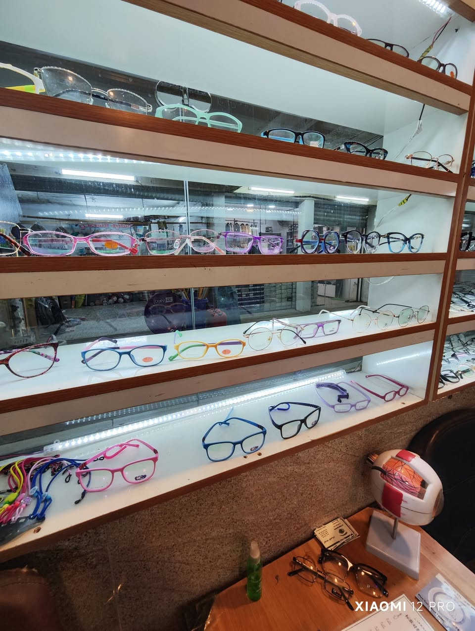 بمناسبة افتتاح عيادة اليوسف للبصريات
فحص بصر مجاني.     تعال شمنتظر شوف عيونك وتأكد منهن

نعلن عن وجود تخفيض على أسعار نظارات طبية بنسبة 20%
مع وجود فحص مجاني للغاية نهاية الشهر الثالث 
موقع عيادة بوب شام داخل قيصرية زهير العامري مقابل كهوة سمير مصري
***********
اوقات دوام عيادة  خلال شهر كريم من 4 إلى 6  ومن 7 إلى 10.30
خبرة في مجال فحص بصر وتقويم حول اكثر من 11سنة
