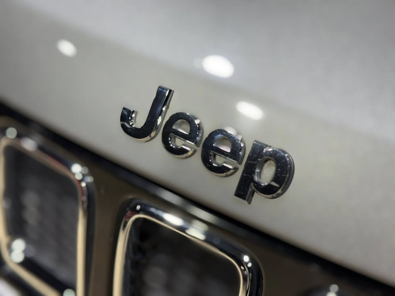 #المركبة : #جيب #كومباس لمتدد تو كولر
#الضرر : صبغ جاملغ امامي ايسر فقط
#الموديل : 2020
#الرقم : مرقم اربيل الرقم الحديث ( تحويل او وكالة )

#المواصفات :

▪️السيارة : جيب كومباس لمتدد 
▪️المحرك : 2400 ( اربعة سلندر )
▪️حجم الويل : ويل كب اللمتد حجم 19 مع طقم تايرات كونتينتال بحالة ممتازة
▪️غرفة السيارة : جلد اسود اصل
▪️لايتات زينون مع كشافات دعامية
▪️بصمات عدد 2 للأبواب مع بصمة تشغيل
▪️حساس خلفي اصل
▪️كامرة خلفية دوارة مع الستيرن اصل
▪️تبريد قطعتين امامي وخلفي
▪️رادار جانبي ( نقاط عمياء ) بالمرايا الجانبية
▪️شاشة الدشبول حجم كبير للتحكم بأيعازات السيارة
▪️تبريد وتدفئة لكشنات المقدمة مع تدفئة ستيرن
▪️سستم صوت
▪️سايد بريك دكمة
▪️تشغيل عن بعد
▪️تحكم ستيرن جهتين بلوتوث وحاكية وكروس سرعة وتحكم صوت 
▪️نظام ABS مانع انزلاق

السيارة جديدة وبوضع الشركة ، نكفل السيارة من الغرق ومن ضرر الشاصي.

السعر المطلوب : 128 ورقة مع المجال
 
الاتصال على : ***********

النجف - المدينة المائية -مقابل حي الجامعة - معرض سما دبي
