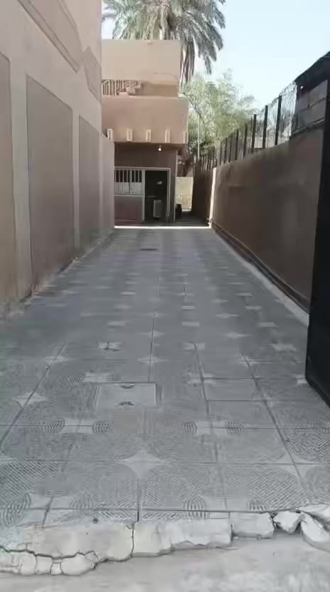 بيت /تجاري للايجار /في الجادريه /تفاصيل/طابق واحد صاله وهول ومطبخ وغرفتين نوم وصحيات ٢ وكراج كبير  سعر الايجار ١٤ ورقه شهر العقار مؤثث للاستفسار ***********
