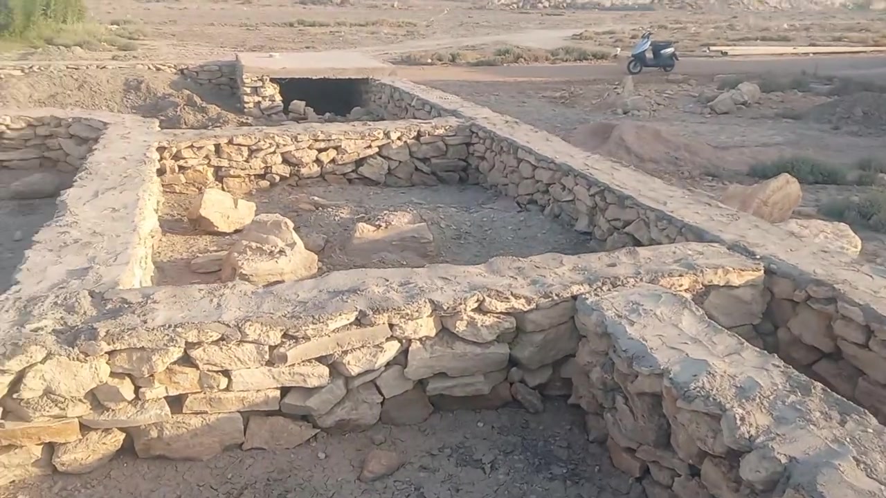 سلام عليكم قطعة البيع ابو صريفة يم البزل يم الحجر المجوم تبعد عن شارع تبليط 100 متر القطعة 500 متر 200 بيهة خريطة كاملة جاهزة الدفان وثانية بصفهة 300 فارغة سعرهة. 17 مليون بيهة مجال كلش كلش قليل  *********** مازنجر ماعندي ماعندك رصيد رمش خابرك  الله يرزقك جميع
