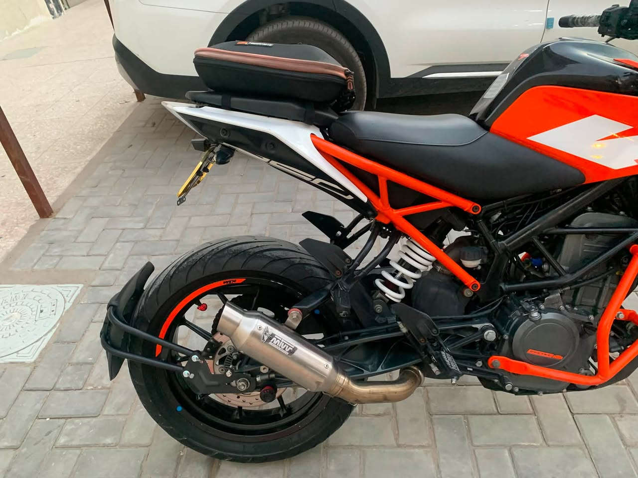 السلام عليكم شباب للبيع KTM وارد يابان حديث محرك 250 نظام Abs لايت زنون بدون رقم فقط منفيس مكفوله من كلشي حته من الشخطه حته الدهن مال شركه ممبدل بعده احمر لان ماشيه 4000 يعني زيرو صالنصه صوت رعب وبيه الكاتم مالته بلجنطه حته الجنطه بلاديه مالته السعر 18 ورقه وبيه مجال الكراده *********** فقط اتصال

