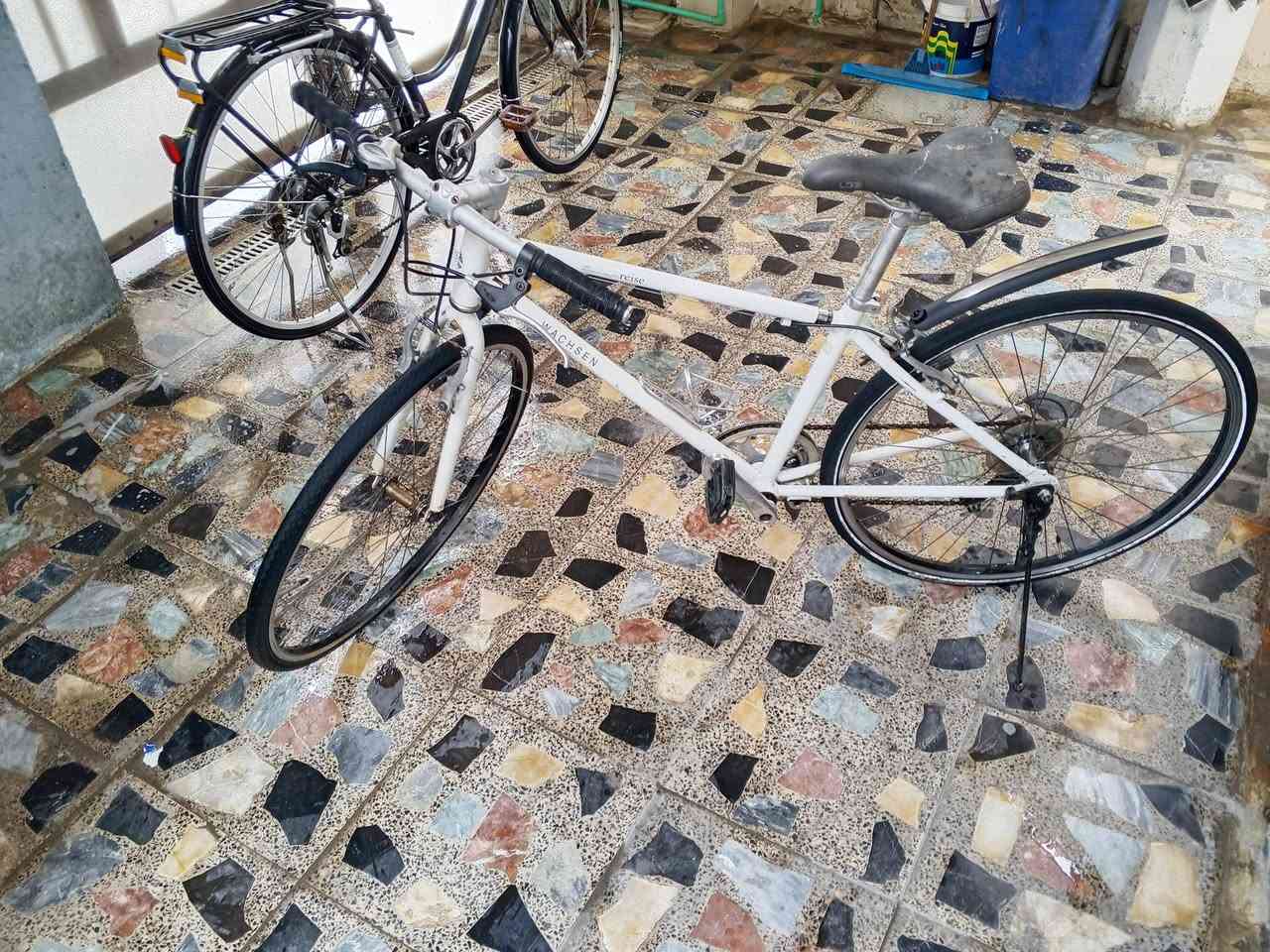 سلام عليكم بايسكل للبيع سي 700 حجم 28 بايسكل ماركه المعدن الالمنيوم اصلي كامل مكاني بغداد  شهداء البياع السعر 115 وبي مجال للطيبين للاتصال *********** متواجد واتساب ومازنجر ومستعجل عل بيعته
