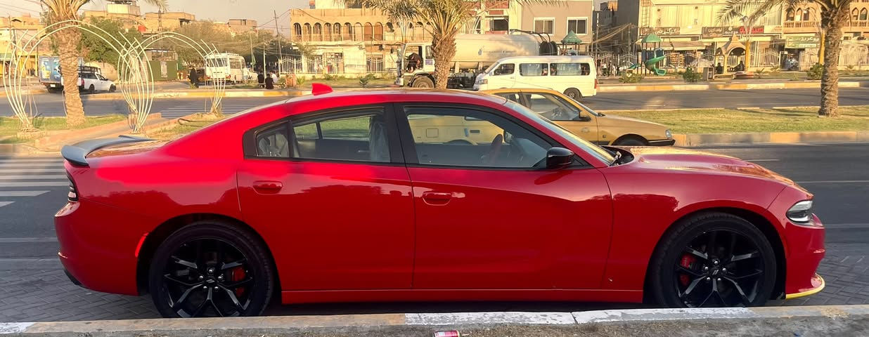 السلام عليكم
دوج جارجر 2023
رقم بغداد
مواصفات sxt
سيارة ماشيه 38 
سيارة بوضعية الشركه جديدة بشكل
سونرها موضح بالصور حادثها بسيط
تبديل بنيد وبارد بالجاملغ فقط
باقي سيارة كفاله من كلشي تراي مال زيرو
مكان السيارة بغداد
السعر 240 وبيها مجال 
للاستفسار ***********

