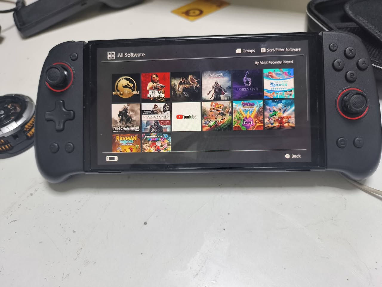 نتيندو سويج أولد ذاكره 128 بي 8 العاب جديد نضيف شخط مابي بي نضامين اونلاين واوفلاين مهكر سعره 325 ملحقاته كامله موجوده ***********
