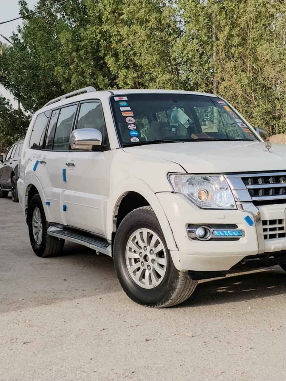 السلام عليكم باجيرو موديل 12 محرك 3500 محرك وكير مكفولات بيهه ثلاث قطع عكس السائق ضربه جاملغ وبابين صبغ سياره بسمي رقم نكليزي مشروع وطني تبريد ثلاث قطع ثلج سبعه راكب  فورويل 4×4 سياره جاهزه كل نقص ما بيهه سياره فول مواصفات عده الفتحه مكان واسط عزيزيه للاستفسار ***********
