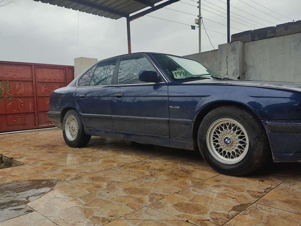 سەرەتا بەناوی خوا ئەدمین گوڵ 
بیئم مۆدیل92 520گێر حادی گێڕومەکینە بەشەرت سەیارەکە ئاڕمی بلاستیک سلێمانی ئاڕمو ئەوەلیاتی بەشەرت سەیارەکە تابڵێی خاوێنە هەتا بڵێت بەقەوەتە   چوار تایەو ویلی حەسیری لەژێرە سەیارەکە توندوو تۆڵە چرپەو سەت دۆلارت ببڕە سەیارەکە ماشااللەی دەوێت زۆر جوانەقرچێکی بچوکی هەیە شەیانی باس کردن نیە بێ ناو گرتن.                    سحری35گەڵاو  مەحامەلەکی برایانە ***********
