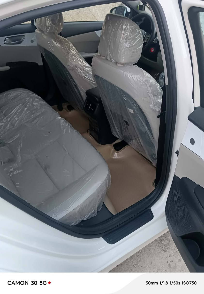 السلام عليكم عندي كيا سيراتو 2024 فتحه محرك 2000 قطعتين تبريد  سياره جديده مقفوله كفاله عامه لا صبغ ولا بارد ماشيه 24 الف رقم ***********

