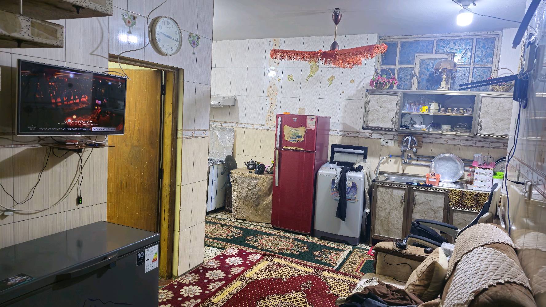 السلام عليكم
بيت ركن للبيع بمنطقة حي اور يم مدرسة بحر العرب قريب على جامع عمار بن ياسر
مساحة البيت: 75 متر
الواجهة 12.5
النزال 6
الطابق الاول غرفة وصالة ومطبخ وصحيات
الطابق الثاني غرفة وحولي والسطح بي سندويش مخزن وتواليت
البيت بناءه متوسط جاهز للسكن
السعر 160 مليون وبي مجال
للاستفسار اكثر واتساب
***********
