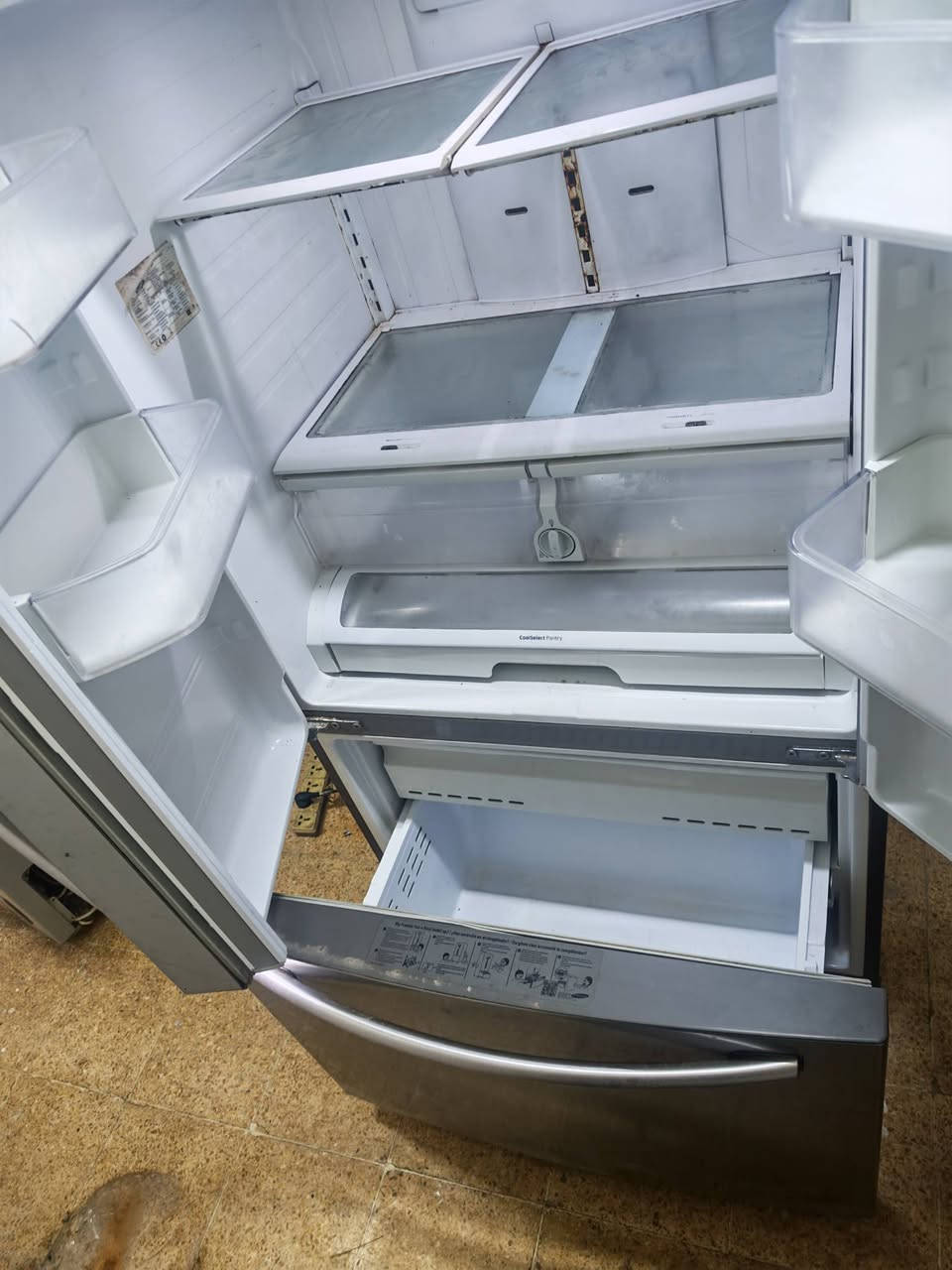 ثلاجة سامسونك هيه ثلاجه هيه مجمده جديده اكبر حجم قفل 500 ليحب يتصل ***********
