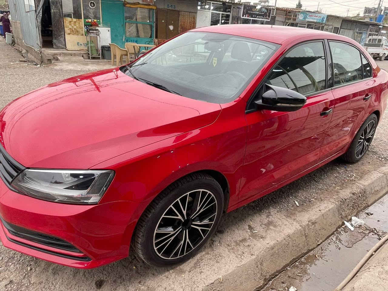 فولكس واكن جيتا  موديل 2017 
خليجي كلين مكفولة كما ظاهر
بدون دعم بدوم حادث بدون صبغ السيارة جدا حلوة
المحرك 20  تنفس طبيعي المرغوب
الممشى 155  الف كيلو حقيقي 
السيارة توماتيك كير 6 نمر زائد كير عادي موجود 
مواصفات خليجية معروفة 
شاشة لمس + تثبيت سرعة + عداد رقمي لسرعة + تحكم بلمراية كهربائي +ويل رياضي قياس 17+ تحكم بلاضواء كهربائي نزول صعود اللايات شمسية حلوة 
اللون دم الغزال المميز مال كشخات 
السنوية جديدة لل 2031  ولهزة جديدة لل 2027/1 
المكان موجودة اربيل ورقم اربيل الدولي
*********** واتساب أربيل, العراق
