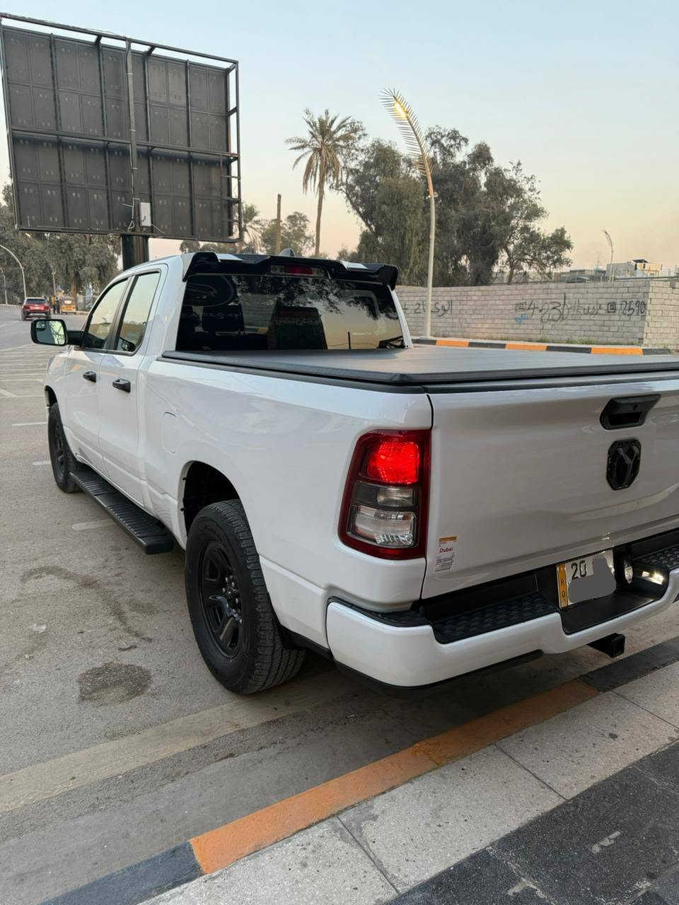 ‼️..سعر مناسب🔥💸..‼️..بيع مستعجل..‼️
السلام عليكم 
رام 2023 وارد امريكي
رقم ديالى الدولي الجديد (مميز🔥) بأسمي
المحرك: 6 سلندر 3600
باب قصير...بدي طويل 
المواصفات: Tradesman🫀🔥
* شاشة صغيرة 
*مقاعد جلد 
*قطعتين تبريد 
*6 راكب 
* فورويل 
*كامرة خلفيه
Auto stop*
*سايد بريك كهربائي
*نظام السحب 
* نظام ال e-torque الكهرباء مساعد بتقليل صرف
* وباقي مواصفات الرام المعروفة 

الصبغ: جاملغ وبنيد فقط
الموقع: ديالى بعقوبة
للاستفسار: ***********
