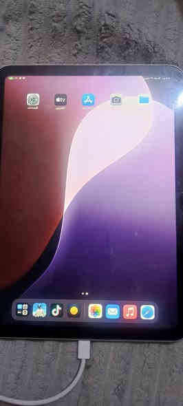 سلام عليكم ايباد11 صار سبوع من اخذته من شركه الوطني للبيع السعر 425 بس براد مو وياهه ايباد نظيف و شرط الفحص  مكاني الناصريه حي العسكري شارع التقاعد رقم الهاتف ***********
