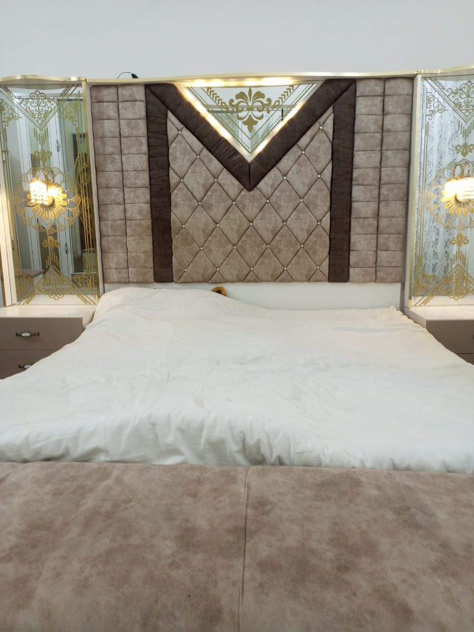 غرفه تركيه 11قطعه للبيع بعده نضيفه وجديدي متوازي ع بيعته رايده 900 وبيه مجال الاتصال ع ارقام التاليه 
*********** واتساب 
*********** اتصال
