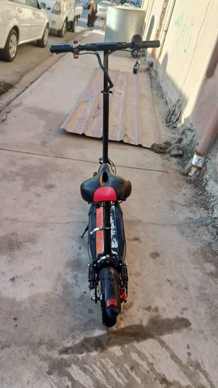 السلام عليكم للبيع سكوتر شحن 48فولت ليثيوم ماكني موصل جانب اليمن الشراي يخبرني عالا هذا الرقم *********** سعر 200 بيها مجل الطيبين
