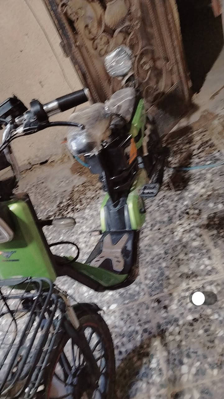 السلام عليكم دراجه شحن للبيع مواصفات اربع بطاريات اشاير كله شغال دراجه جديده او نضيفه بيه سويجين او الهورن شغال مستعجل على البيعه مالته رايده 300 او بيه مجال بسيط مكاني ابو دشير نهايه شارع الظغط خلف معمل الببسي لالتصال على الرقم
*********** او بي واتساب 
*********** لايوجد واتساب
