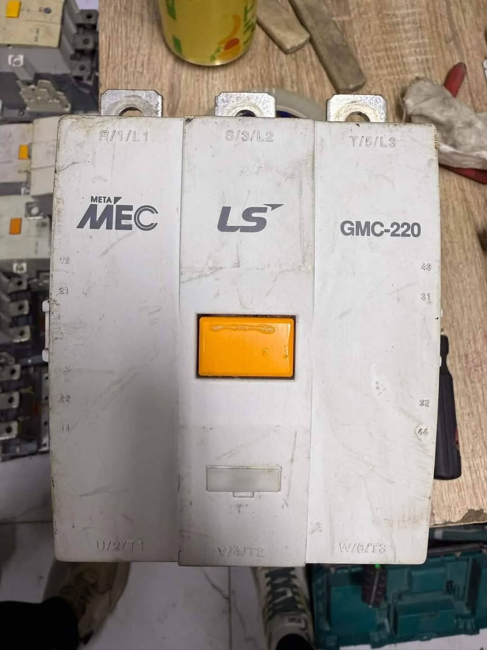 عل بركه الله تم وصول وجبه جديده من اجهزه البوردات و قواطع  باله اوربيه و سيم فيوزات محوله و كونتكترات بحجامه  ويوجد بوردات جديده  و  مستعمله وبضمان 6 اشهر  و وغطاسات ملفوفه  وغطاسات جديده ما ملفوفه  و وتجفيت كورات. 
  كل ما يحتاجه الفلاح اني بخدمته 
المكان  قضاء الدبس قريه المشيرفة 
الرقم ***********
