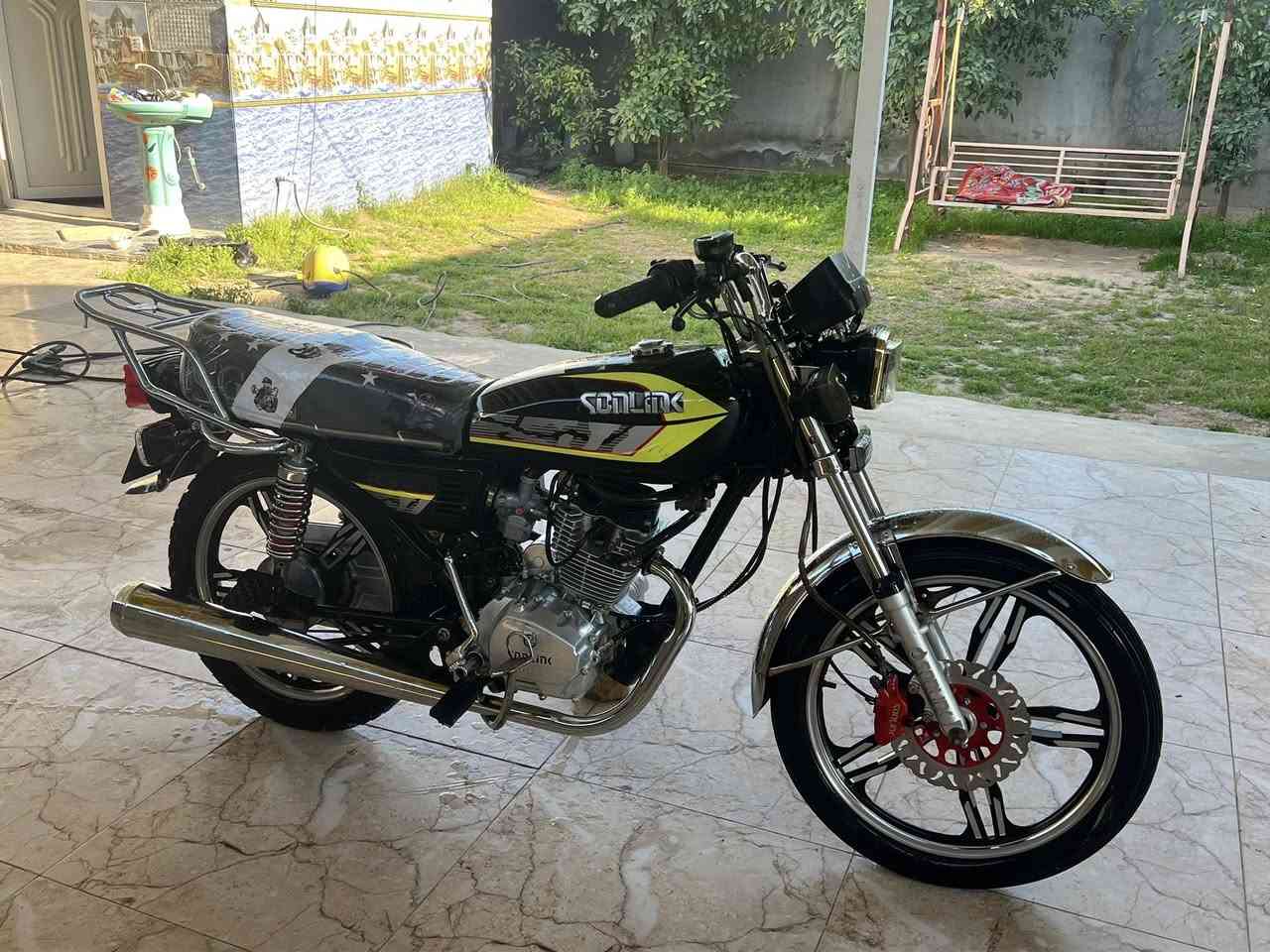 للبيع دراجه سيفان موديل 23كهربايات كلهن يشتغلان وراق موجوده مابيهة نقص عده باتري مره يدير مره لا و ستاند وسط فقط سعر ٥٠٠بيهةً مجال مكاني شهربان ***********
