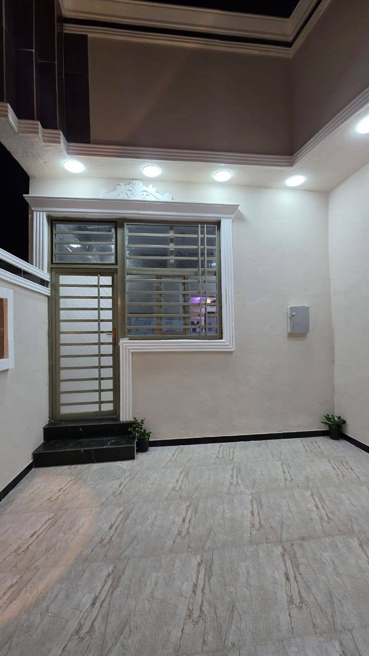 #اسعد_الله_أوقاتكم_بكل_خير👋⁉️
***********
دار سكن للبيع ⛪️ بسعر بلاش 

#مساحة البيت 160متر  
بناء حديث بعده بل جيس

#يحتوي البيت على غرفتين نوم 
و ديوان 
و صاله 
و مطبخ 
و صحيات داخلي و خارجي و كراج سياره 
بيت كلش مرتب 

كافه الخدمات متوفره 

#جنس_العقار :: طابو صرف زراعي بأسم عراقي سند ٢٥ 

البيت علا شارع 10 متر تبليط وركن  🛣️

#العنوان البصره ابي الخصيب شارع المحكمه الجديده منطقة كوت الحمداني 
يبعد عن المحكمه 300 متر 

سعر البيت 95مليون  و بي مجال 
#للاستفسار الاتصال على الهاتف 📞📳
📳((***********
