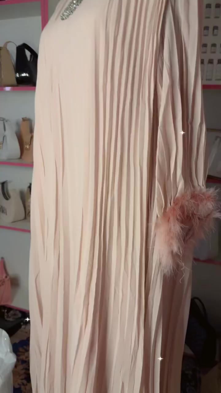 السلام عليكم فساتين بتصميم كلش حلو وأنيق آخر 3 ألوان اسود وبيجي وردي فاتح وآخر قطع السعر 35 الف فقط المرسلة وتساب ***********
