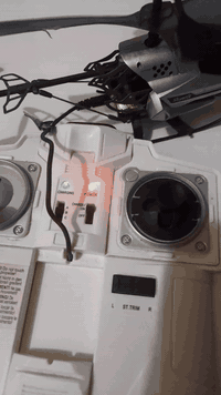 السلام عليكم  //كما موظح بالصور هليكوبتر أحترافية تمتلك كامرة  أمامية مع كامل الملحقات جوستك مع كيبل لشحن الطائرة أظافتن الطائرة تشحن عن طريق الكيبل او من خلال الجوستك أيضآ يوجد كيبل داخله لشحن الطائرة


**إذا كنت صاحب هذا الإعلان وتريد حذفه لأي سبب، رجاءا أرسل رسالة إلى الدعم الفني**