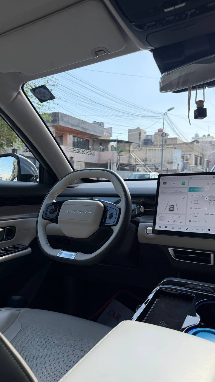 جيتور داشنك فئة اللاكجري  2025 اسمنتي
ضمان شركة هارلم ، مع رقم سهل ومميز
ماشية 8500 كيلو فقط 

المحرك: 4 أسطوانات L1.6 تيربو 197 حصان حقن مباشر ناقل الحركة: DCT اوتوماتيكي من 7 سرعات

استهلاك الوقود: 7.7 لتر لكل 100 كم

المواصفات

﻿﻿إطارات قياس 20 إنج

﻿﻿فتحة سقف بانوراما

﻿﻿مقصورة الركاب من الجلد الفاخر

﻿﻿مقعد السائق والراكب كهربائية

﻿﻿مقعد السائق مع ذاكرة لحفظ وضعيات الجلوس

﻿﻿مقعد السائق مبرد ومدفاء

﻿﻿مقعد الراكب مبرد ومدفاء

﻿﻿كاميرات محيطية 540 درجة

شاشة التحكم بقياس 15.6إنج

شاشة القيادة بقياس 8 إنج

نظام ابل كاربلاي واندرويد اوتو

﻿﻿رادار تفاعلي

﻿﻿تحذير مغادرة المسار

﻿﻿نظام القيادة شبه الذاتية

﻿﻿نقطة عمياء

﻿﻿نظام تحذير الاصطدام الامامي والخلفي

﻿﻿إنارة محيطية

﻿﻿إنارة ترحيبية

﻿﻿المرايا الجانبية قابلة للطي كهربائياً

﻿﻿شاحن هاتف لاسلكي سريع

﻿﻿خاصية إغلاق الشبابيك وفتحة السقف عن بعد

﻿﻿مصابيح أمامية أوتوماتيكية زينون مع مصابيح نهارية LED

﻿التكيف التلقائي مع الضوء القريب والبعيد

﻿﻿مسند الذراع الوسطي مع ثلاجة

﻿﻿دخول ذكي (بصمة)

﻿﻿تشغيل عن بعد

﻿﻿صندوق كهربائي

﻿﻿نظام الفرامل اليدوية الاوتوماتيكي Autohold

﻿﻿وضعيات قيادة متعددة

﻿6 وسائد هوائية

﻿﻿موسيقى ترحيبية

﻿﻿عتبات الأبواب مضيئة

﻿﻿نظام تنقية الهواء مع شاشة لعرض البيئة الخارجية

حساس للمطر

السعر 25،750 د.ع 

السيارة في بغداد الاعظمية

التواصل ***********
