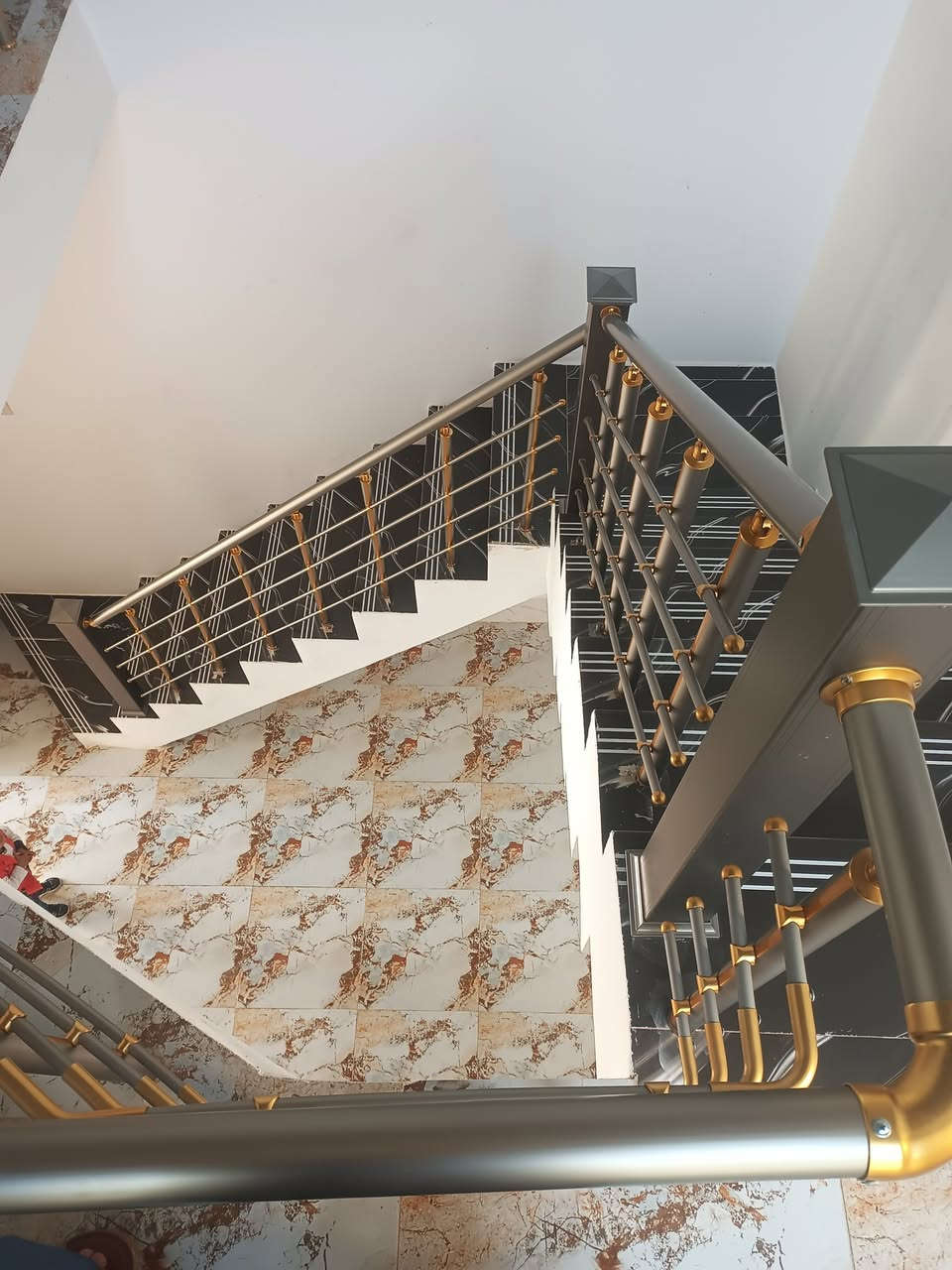 مشتمل للبيع المساحة 120متر جديد فول مواصفات شغل درحة اولا مكان ديالى بعقوبه الرحمه قرب محلات ابو رافد اللاستفسار الاتصال على الرقم ***********
