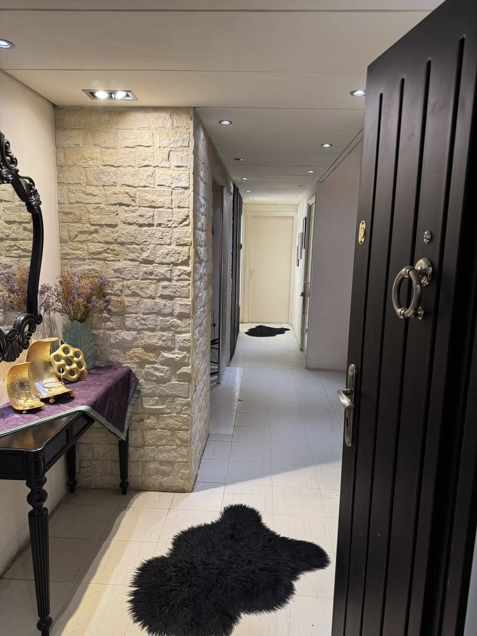 شقه محدثه للبيع
مع الاثاث
***********
