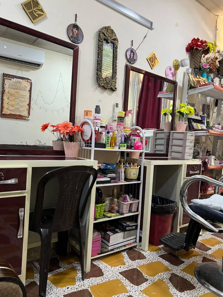 سلام عليكم عندي صالون  نسائي لبيع لاتسفسار الاتصال على الرقم ***********
