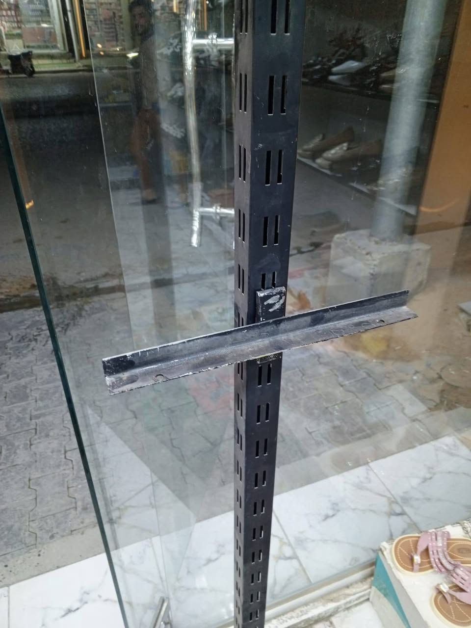 السلام عليكم
ديكور ارفوف للبيع 
مو مثل ماموضح بالصور 
الشكل يكون كل شخاطتين وياهن 10 هوكي و ارفوف 5 
شخاطات عدد( 4) طول الشخاطة (3)متر
ارفوف عدد (10) طول الرف متر عرض (60) سم 
هوكيات للرفوف عدد 20 
بسعر كلش مناسب 
واتساب ***********
