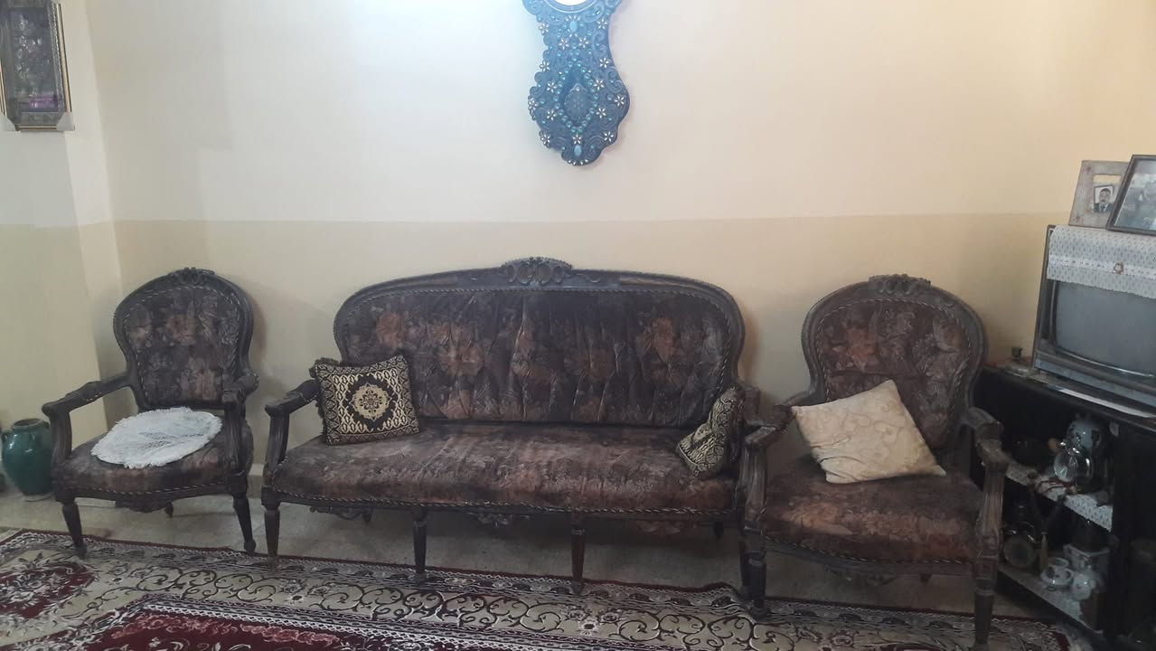 سلام عليكم تخم قنفات زان مصري نقش ستيل مع 2 قنفات كبار  وكراسي صغار سعر 300
للتواصل ***********
