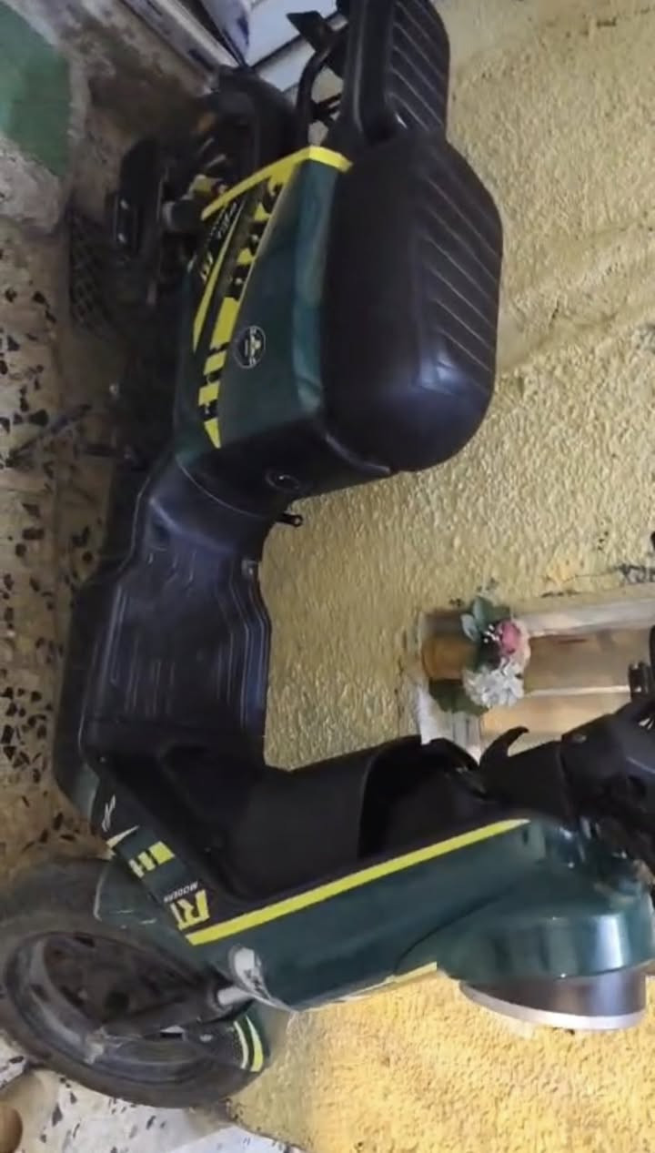 سلام عليكم دراجه R9 موديل 2025 ملف1500 نحاس كهربائيات كامله بس البطاريه مالتهة عطلانه للبيع او المراوس الرقم *********** المكان البصره خمسه ميل السعر خاص
