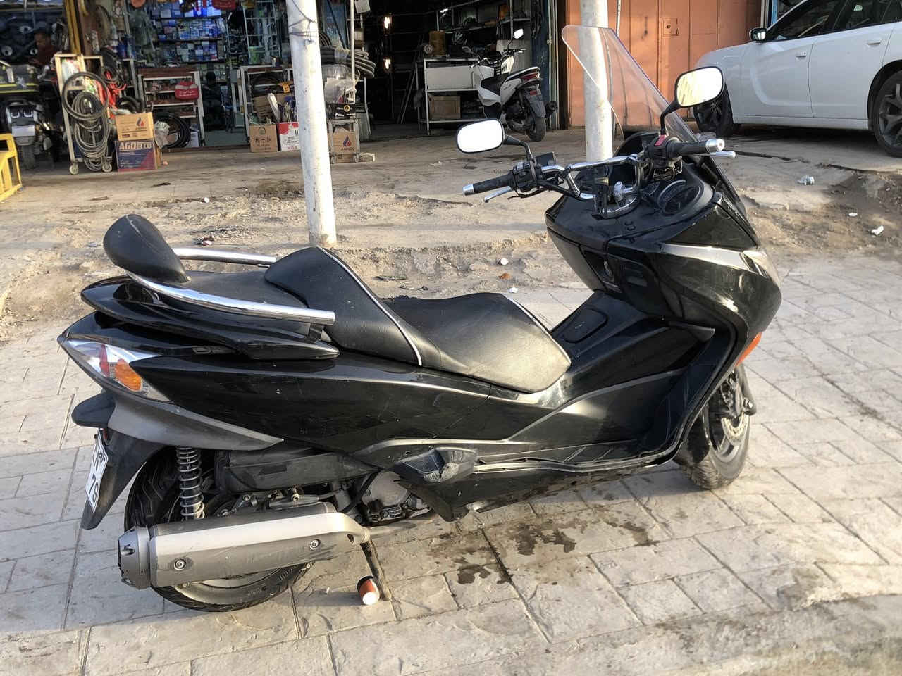 السلام عليكم ورحمت الله وتعالى دراجه فورزا (٠/١٠) كامله مكمله اي نقص مابيه الدراجه كفاله من كلشي ً بس بيه نضوح دهن قليل كلش الدراجه بلاديه مامفتوحه كفرات كلهن بلاديه ومختمات كهربائيات كامله بختصار مابيه اي نقص اوراقه كامله 
المكان الشعب حي ؤر نادي النفط 
السعر واحد وتلثميه وخمسين (١٣٥٠) وبيه مجال للطيبين 
رقم الهاتف ***********
