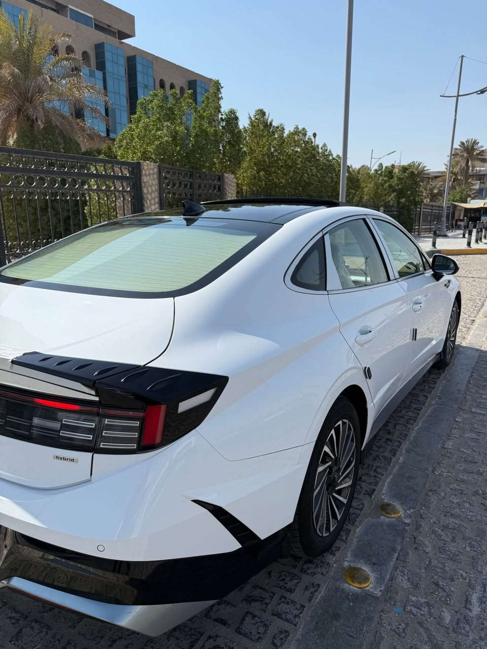 السلام عليكم 
سوناتا هايبرد 2024  ( خـليـجـي ) 
 اقساط ( نظام مقترض وكفيل ) راعيها بغداد
ماشيه ( 42 ) الف 
كفاله عامه / عده بارد بل باب سايق بدون زلغ 
فول مواصفات 1/1
حجم المحرك .. 2000 هايبرد 
بانوراما + بصمة + تشغيل عن بعد 
حساسات أمامية و خلفية 
لايت زينون + LED متصل 
بك لايت LED متصل 
دخول بصمة ذكي 
المرايا كهرباء 
هاند بريك كهرباء  
دشبول شاشة ديجيتال متصل 
شاشة Apple Car play and Android Auto 
كاميرا دوارة 
الانارة الداخلية LED ٦٤ لون متغير 
مقاعد جلد 
شفتات مقود مثبت السرعة Cruise 
المودات والاوامر الصوتية 
شاحن هاتف Wireless 
المقاعد الأمامية كهرباء 
تبريد شاشة مناخين منفصلين 
قطعتين تبريد 
أوتو هولد Auto Hold  
بردات أبواب خلفية 
تطعيم الدواخل ألمنيوم 
السعر … 205  
للاستفسار … ***********
                … *********** البصرة, العراق
