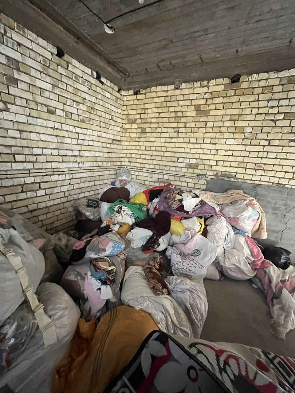 السلام عليكم شلعة بالة للبيع تحتوي على ملابس شتوية وصيفية ومفروشات بسعر مناسب جداً (مال تعزيلة)، شرط تشوف الملابس بعينك  يله تاخذهن


**إذا كنت صاحب هذا الإعلان وتريد حذفه لأي سبب، رجاءا أرسل رسالة إلى الدعم الفني**