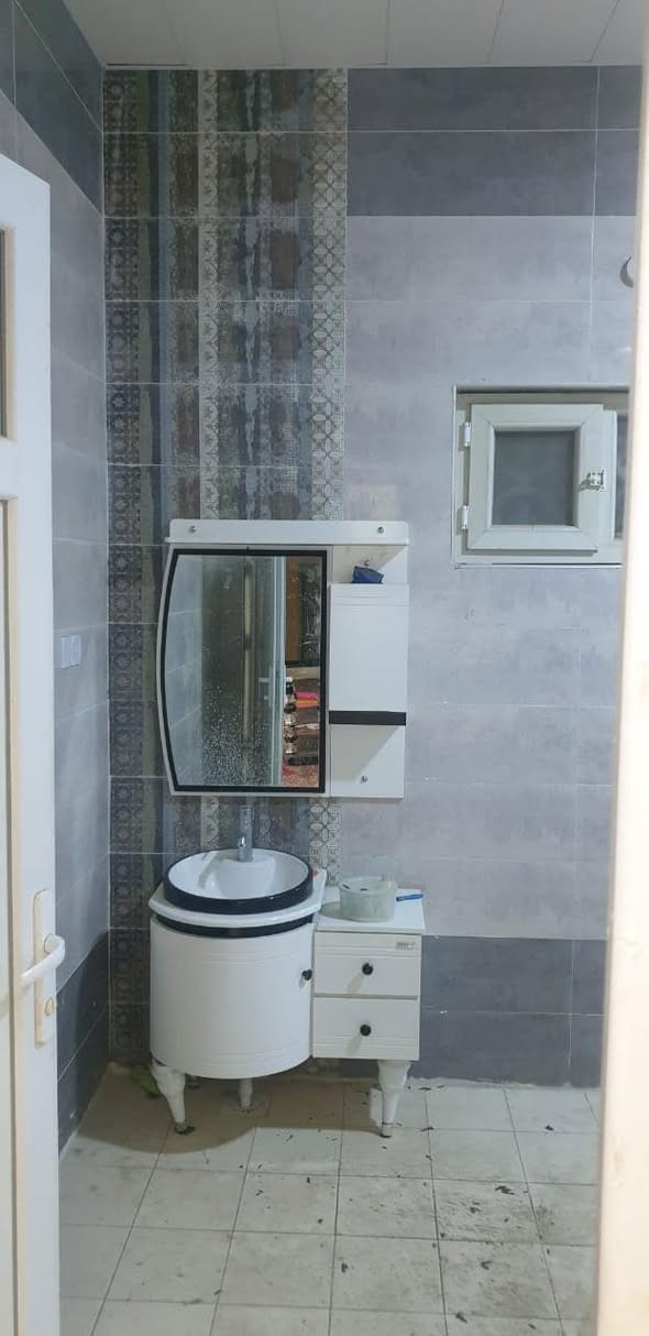 بيت للبيع طابقين الجبيبه قرب تايم سكوير مساحة 330متر
يحتوي على 5غرف منام موزع كبير وستقيال وديوان ومطبخ وصحيات اوكراج بناء حديث درجى اولى  شارع فرعي للاستفسار واتساب فقط ***********
