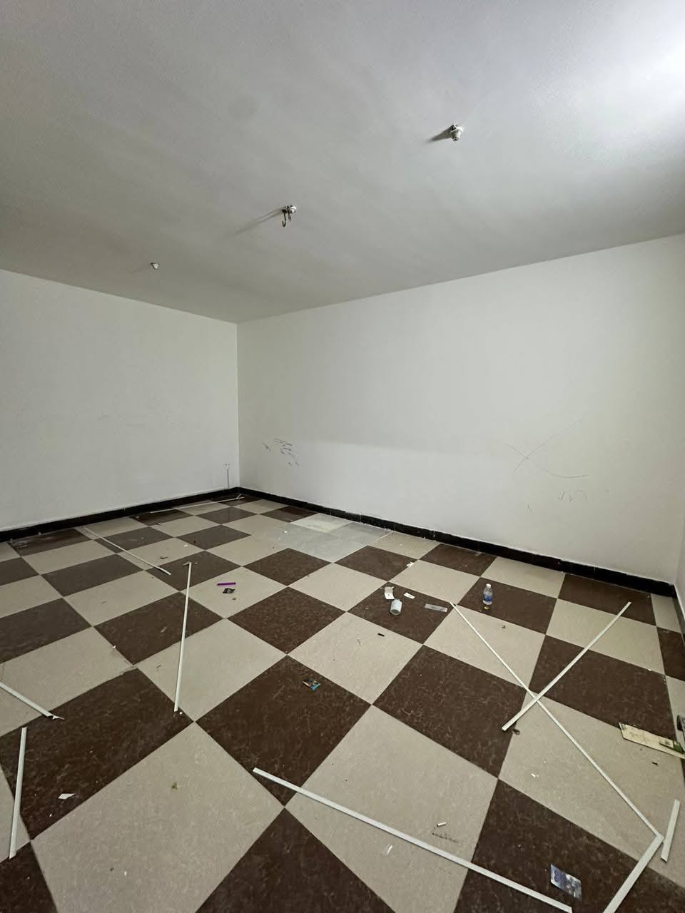 للايجار في السيدية
مشتمل طابق اول مساحة 150م
يحتوي على غرفتين وصالة ومطبخ وصحيات 
الموقع السيدية مربع تبوك 
سعر الايجار 650
للاستفسار مراسلة الصفحة 
او الاتصال على الارقام التاليه 
***********
