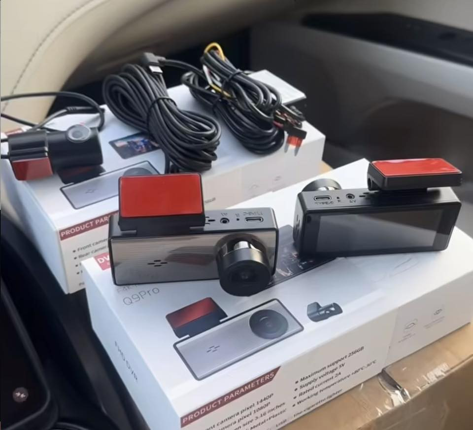 سلام عليكم
داشكام q9 مستعملة اقل الشهرين هية وباكيتها (تنشد ع الفيوزات تصوير ٢٤ ساعة) 
كامرتين امامية 4k وخلفية 1080
بيها بس سالفة بسيطة الكيبل مال داشكام مالتها شايل فيوزاتة وهاهية
السعر ٥٠ وبيها مجال
***********
