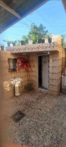 السلام عليكم 
دار لبيع أو مراوس
 شارع البداله قرب مدرسة الشيماء 
130 متر واجهة 7 
غرفتين 3×5 
استقبال 3×5
مطبخ 3.250×5
بناء 2018 
خدمات مي وكهرباء ومجاري كامله
صب مسلح الشارع  الرابط بين الرئاسه والبداله جاي يمشون معامله تبليط ومشمول بالتطويب
 للاستفسار ***********
