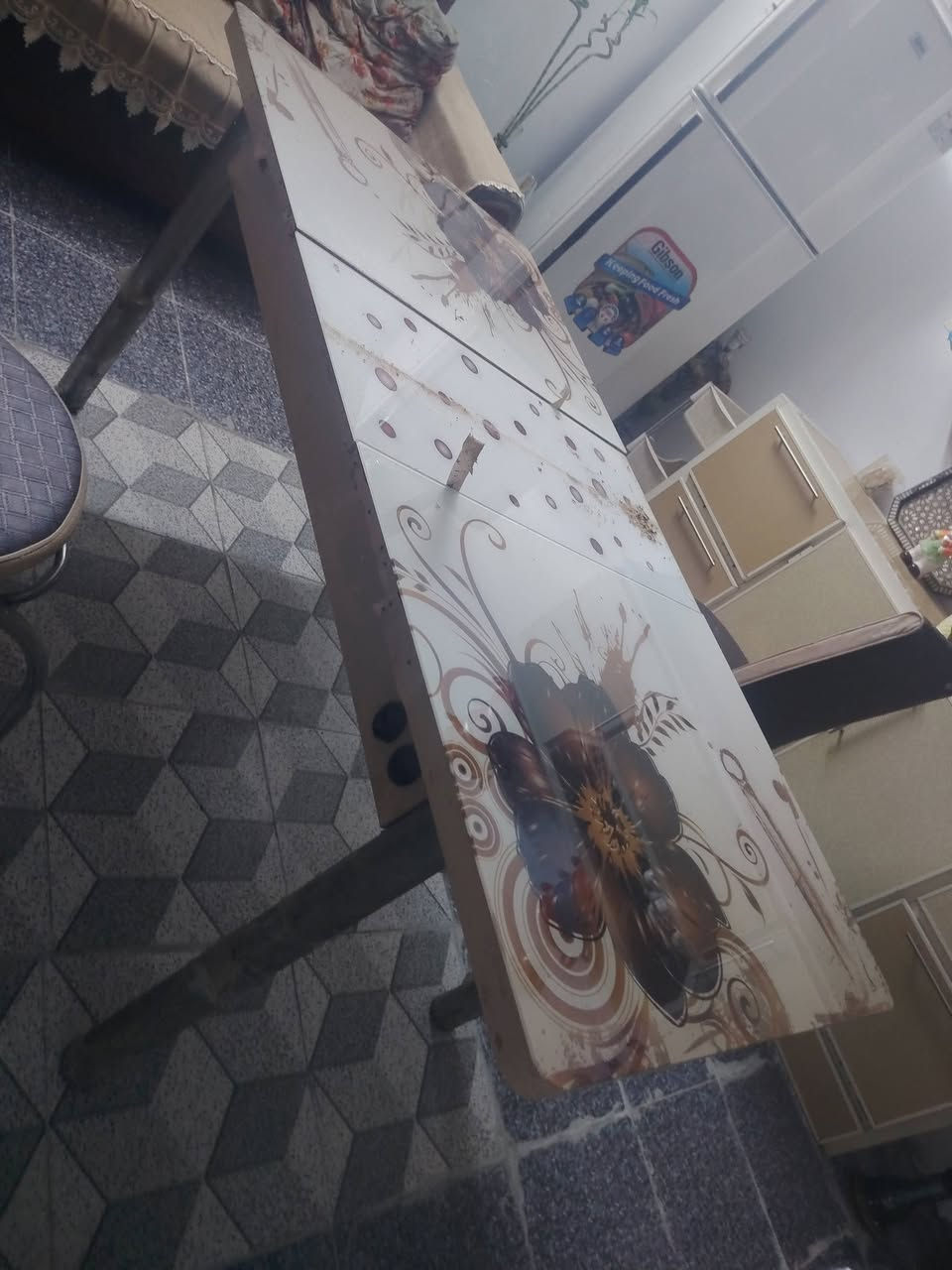 ميز طعام للبيع ١٠٠وبي مجال زجاج أخو جديد نضيف ***********
