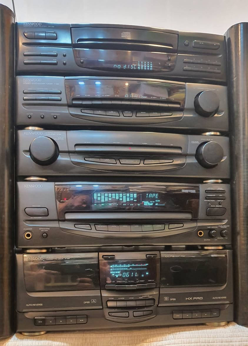 سستم كنود جهاز كلش نضيف 
كلة شغال فقط السي دي غير شغال 
كهرباء ١١٠ مع المحولة 
مع قطعة بلوتوث خارجية 
   للإستفسار     *********** او مراسله الصفحة
