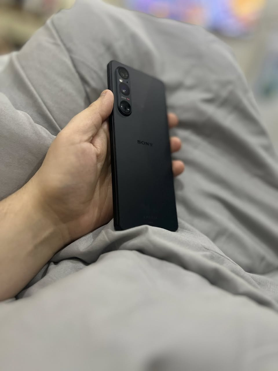 لسلام عليكم 
بغداد المنصور ***********
Sony xperia
م1v mark 5
النسخة اليابانية الغنية عن التعريف مواصفات مرعبة 
للبيع لسعر 550 الف مع لاصق ضد الكسر وشاحنة 45 واط نظافة 100‎%‎ شخط مابي

الحجم: 6.5 بوصة بتنسيق 21:9 CinemaWide.  
 • النوع: 4K HDR OLED بدقة 3840×1644 بكسل (~643 ppi).  
 • معدل التحديث: 120 Hz — سلاسة عالية في اللمس والرسوم.  
 • الحماية: Corning Gorilla Glass Victus 2.  

💾 الذاكرة والتخزين
 • RAM: 12 GB LPDDR5x.  
 • التخزين الداخلي: 256 GB أو 512 GB (UFS 4.0).  
 • دعم microSD: نعم (حتى 1 TB عبر فتحة بطاقة الذاكرة).  

📸 الكاميرات

الخلفية (ثلاثية):  
 • رئيسية: 48 MP (عريضة)
 • تليفوتو: 12 MP (تكبير بصري كبير)
 • واسعة جدًا: 12 MP
أمامية: 12 MP ذات جودة ممتازة للسيلفي.  

📹 تصوير فيديو بدقات عالية حتى 4K @120fps في الخلفية.  

🔋 البطارية والشحن
 • السعة: 5000 mAh.  
 • شحن سريع: يدعم USB-PD للشحن السريع.  
 • شحن لاسلكي وميزة Battery Share (شحن عكسي).  

📶 الاتصال والميزات
 • 5G / 4G / 3G / 2G شبكات كاملة.  
 • Wi-Fi 6E, Bluetooth 5.3, NFC, GPS.  
 • مقاومة الماء والغبار: IP65 / IP68.  
 • منفذ 3.5 mm سماعات رأس موجود.  

⚖️ الأبعاد والوزن
 • الطول حوالي 165 مم، العرض 71 مم، السُمك 8.3 مم.  
 • الوزن: حوالي 187 غرام.  

⸻

هاتف Sony Xperia 1 V (SOG-10) هو جهاز رائد كامل المواصفات يركز على:
✔ شاشة 4K OLED ممتازة للميديا والأفلام.  
✔ أداء قوي جدًا بفضل Snapdragon 8 Gen 2.  
✔ كاميرات متقدمة مع إمكانيات تصوير احترافية.  
✔ بطارية كبيرة وميزات شحن متقدمة.
