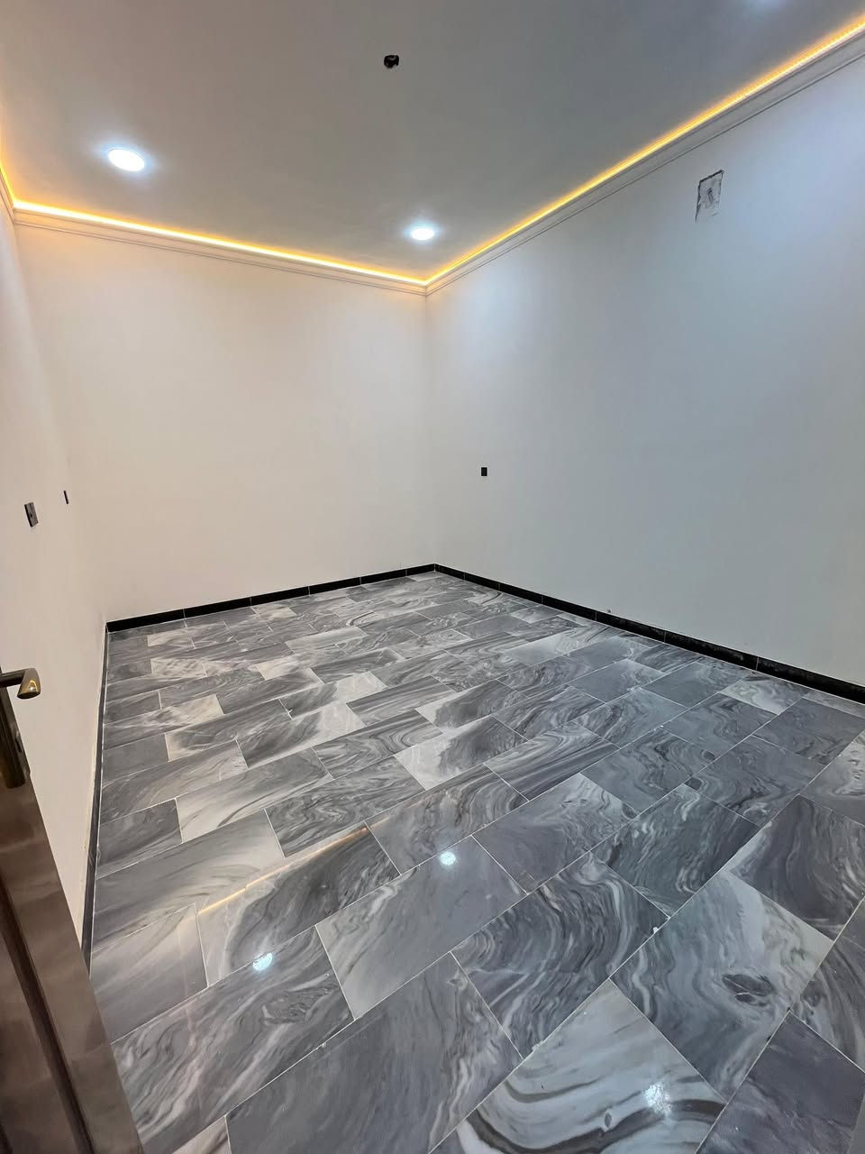 📍الموقع:حي اور قرب   صباح الخياط مقابل عمار ابن ياسر
👷‍♂️البناء:حديث درجه اولى 

🔹المساحه: 70م

🔹الواجهه:3ونص

🔹النزال :20متر

🏠 تفاصيل العقار

طابقين متميزين بتصميم حديث

🔶3غرف نوم واسعه

🔶حولي مطبخ +مطبخ حار 

🔶خدمات متكامله 

☎️للاستفسار والمشاهدة (اتصال + واتساب):

(محمد الدلال)

***********📞
