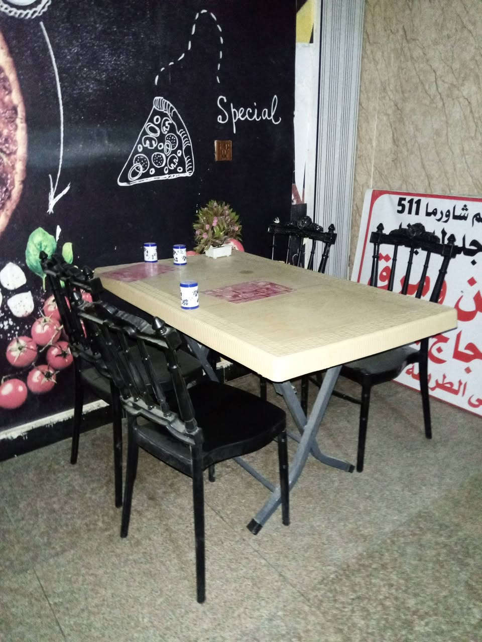 غراض مطعم متكامل للبيع أولاً شواية كص سل ستيل سورية شواية دجاج ستة شيش حجم صغير قلاية كنتاكي براد تركي حجم كبير طباخ أربعة عين  ومثرامة لحم جديدة و مكينة ثومية خمسة كيلو جديد ميز سل ستايل عدد أربعة شواية هبركر هجم كبير وواسط ميز طعام عدد اثنين مع كراسي جهاز كاشير مع ميز متكامل مجمدة وسط دكتات وبوجة الطول أربعة متر العنوان كربلاء للاستفسار الاتصال ***********
