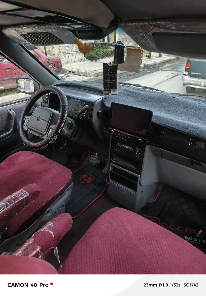 السلام عليكم للبيع دوج كليزر موديل ٩١ سيارة جاهزة شرط التحويل كيار وطخم تاير كلو جديد كهربايات كلها شغالة كاربون بانزين موجود والسيارة بااسمي والمحرك دوج  بي دخان بدون رخاوه السعر 42بي مجال شي قليل العنوان موصل حي سومر ***********) (***********).
