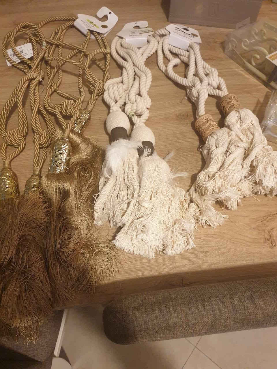 Curtain rod with unused curtain cords (4 units, white and gold) and 4 cords (2 white and 2 gold).
قضيب ستارة مع حبال ستارة غير مستخدمة (4 وحدات، أبيض وذهبي) و4 حبال (2 أبيض و2 ذهبي).


**إذا كنت صاحب هذا الإعلان وتريد حذفه لأي سبب، رجاءا أرسل رسالة إلى الدعم الفني**