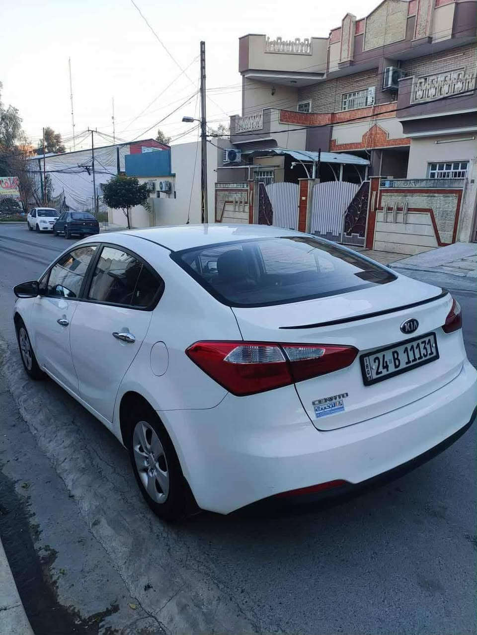 كيا سيراتو 2014 خليجي 
مع كوبون بانزين 
 مكفوله بدون صبغ بيها بس بالدوسه ، وبارد الجاملغ الامامي وبالدوسات  وباردات بسيطه 

مواصفات سيارة 

محرك 1600 دوش 
ارضيه تغلف جلد  
تبريد تدفئ شغال 
كهربائيات كلها شغاله 
كامره خلفيه 
رقم مميز 11131 دهوك 
 السياره بسمي تحويل ثاني يوم 
طخم تايرات بحاله جيده 
صدر حداديه دبلات جديده 
تحكم ستيرن 
 
سنويه تسقط 2028
باقي المواصفات معروفه 
كير محرك شرط 
مكان سيارة موصل /حي الحدباء 
السعر 115 بيها  المعامله بعد المعاينه 
رقم الهاتف 
***********

