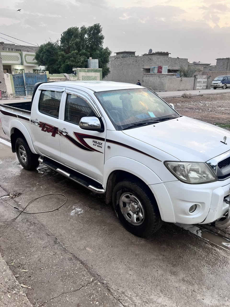 سلام عليكم للبيع هايلوكس فور ويل 4X4 
موديل  2010  رقم بغداد إنكليزي بسمي 
مكفوله كفاله عامه من الصبق والضربه والبارد 
كير اوتماتيك مكينه مكفوله لا بخار ولا صرف 
صدر جديد صار شهرين من شديته امامي وخلفي 
تخم تاير جديد سياره سعوديه مال بيت استخدام شخصي 
مكاني بغداد المعامل الباويه السعر 190  ورقه وبيها مجال حك الجيه للاستفسار اكثر اتصال ***********
