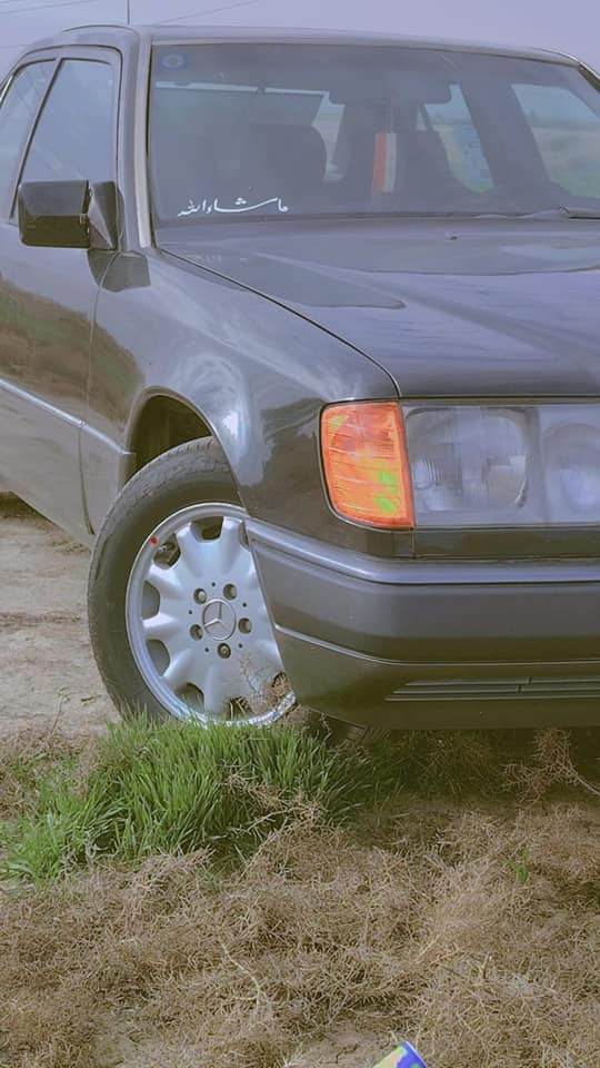 السلام عليكم للبيع  مارسدس موديل 90 مكفلوله من حادث صبغ جماليه فقط مكينه وكير حاوي جديدتبريد شغال فتحه سنترلوك شغال كهرباياتي كلشي شغال حداديه امامي خلفي تخم تاير جديده رقم بغداد دولي غرفه طك كارتون نظيفه باتري جديده شاشاه مكان السياره نجف مشخاب سعر 60 اول اتصال هذا الرقم***********
