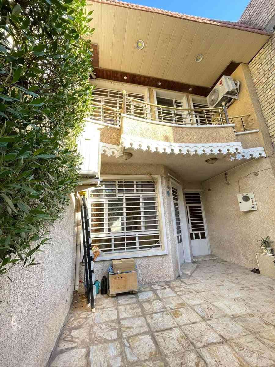 منزل للبيع الشعب /حي التجار / قرب مدرسة بلقيس وعمر المختار 
منطقة خدمية قرب الشارع العام (قرب التعاون هايبر ماركت)
مساحة 110 متر  واجهة 5 متر مدخلين متكامل 
ثلاث طوابق 

الطابق الارضي يحتوي على كراج سيارة ،صالة ،مطبخ  ،حمام وغرفة نوم ، منور 

الطابق الثاني يحتوي على غرفة نوم و سويت كامل (غرفة نوم كبيرة مع حولي مطبخ صغير مع حمام )

الطابق الثالث غرفة نوم مع بيتونة كبيرة ) 
البيت متكامل بدون اي نقص 
السعر 320 مليون
للتواصل واتساب او اتصال 

***********
